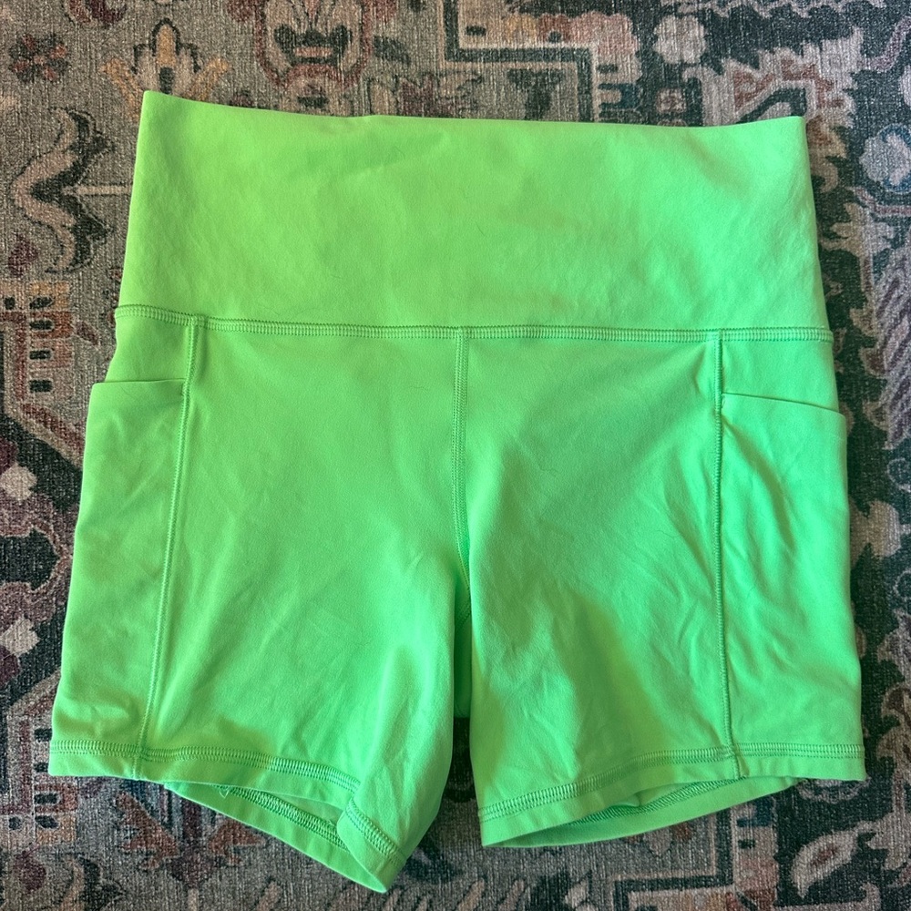 Athleta Salutation Stash 5" Short